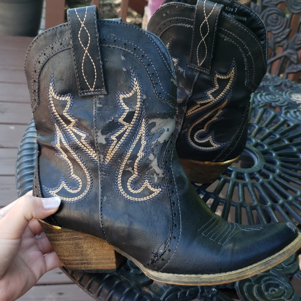 FREE w purchase of $75+ Cowgirl boots